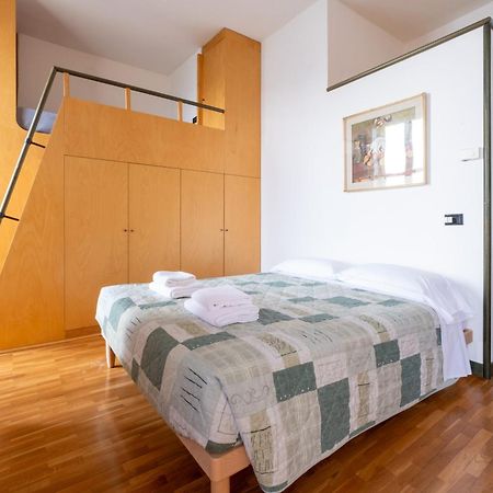 La Casa Di Anna Apartment Варена Екстериор снимка